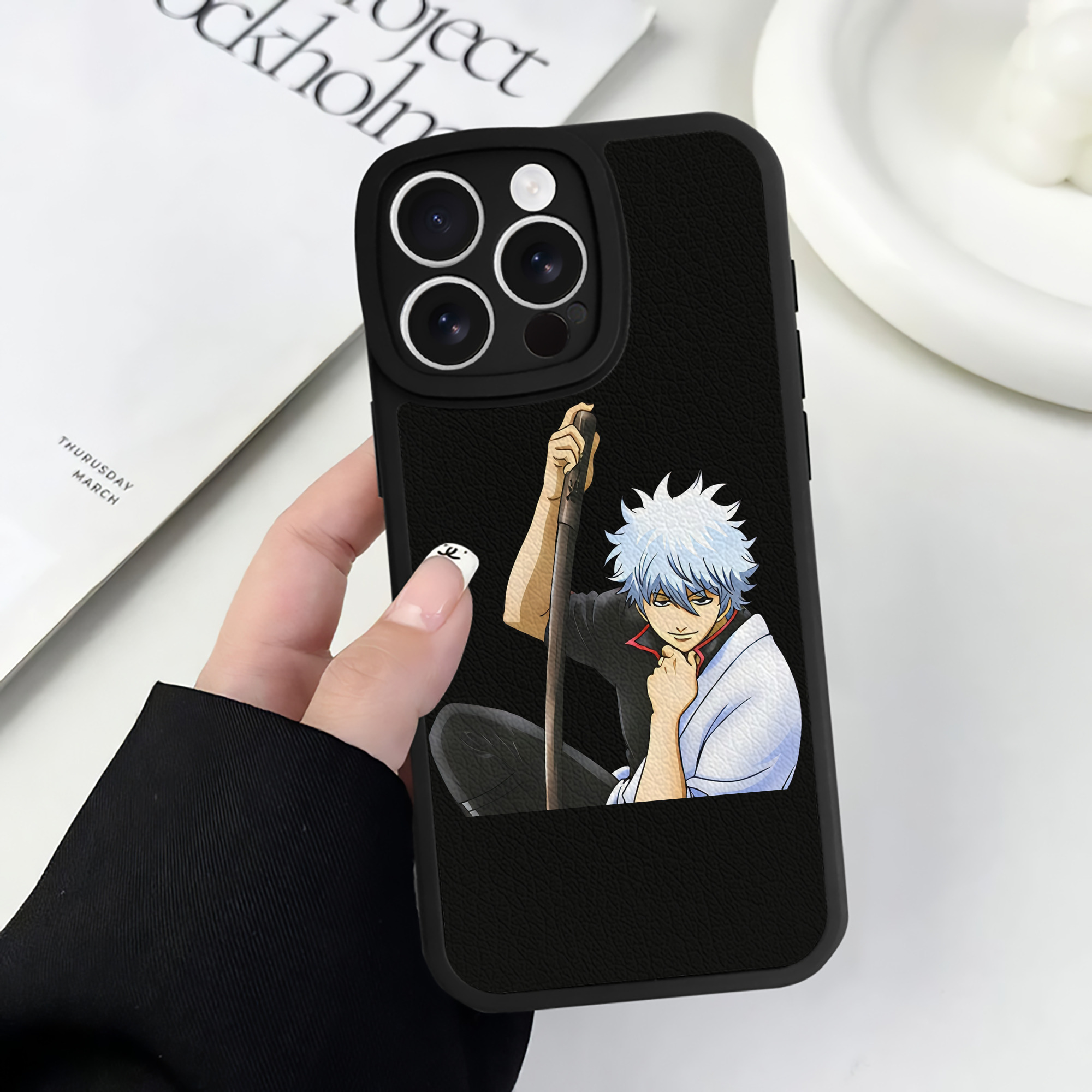 （画像用） ぎんたま 坂田銀時（さかたぎんとき） 神楽 志村新八（しむら しんぱち） GINTAMA Sakata Gintoki Kagura Shimura Shinpachi 【iPhone 16シリーズ対応】シリコンスマホケース（レザー調） 材質：シリコン